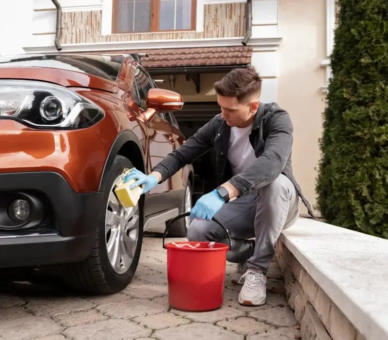 Lavage auto à domicile Ivry-la-Bataille : professionnel intervenant sur un véhicule
